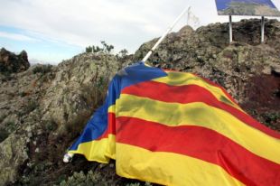 Serren el pal que aguantava l'estelada prop del monestir de Sant Pere de Rodes