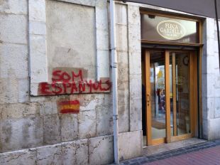 Omplen un carrer comercial de Figueres amb pintades contra Catalunya i el 9N