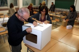 Comencen a arribar als instituts catalans les urnes i les butlletes per al 9-N