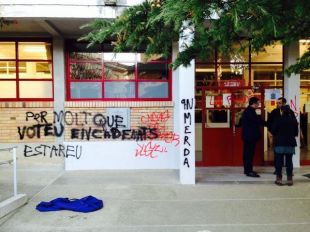 El punt de votació de l'IES Pere Alsius de Banyoles apareix amb pintades feixistes