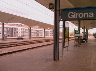 Els trens de la línia Barcelona-Portbou tenen retards de mitja hora per la caiguda d'un parallamps