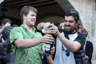 Familiars i amics de Núria Pòrtulas celebren a Girona la seva absolució 