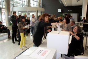 Degoteig continu de gironins que voten a la Delegació del Govern l'endemà del 9N