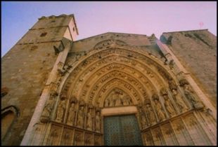 Patrimoni autoritza la restauració de la portalada i el campanar de la basílica de Castelló d'Empúries