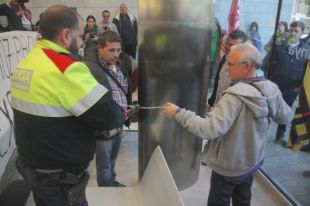 Treballadors d'A.J Ruz s'encadenen dins la delegació del Govern
