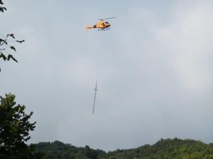 Un helicòpter d'Endesa treballa per renovar una línia a la Zona Volcànica de la Garrotxa