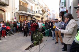 Més de 200 persones condemnen el crim de Sant Pere Pescador amb un minut de silenci
