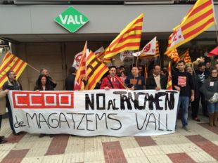 Mig centenar de persones es solidaritzen amb la plantilla de Magazems Vall de Platja d'Aro