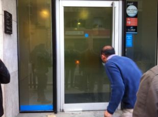 Uns brètols cremen un caixer al centre de Girona