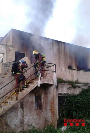 S'incendien dues cases abandonades a Figueres en menys d'una hora