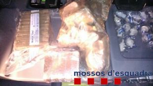 Detingut un conductor que intentava fugir de la policia llençant-los paquets de haixix