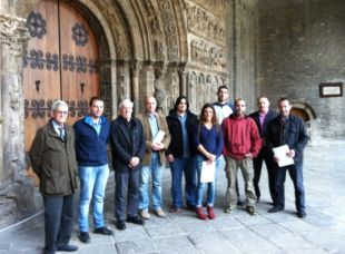 Compromís per projectar la candidatura de la portalada de Ripoll per ser patrimoni de la UNESCO