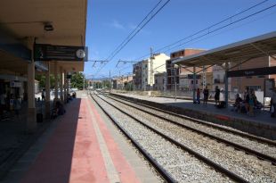 El Col·legi d'Arquitectes prefereix conservar l'estació al centre de Figueres i soterrar la via