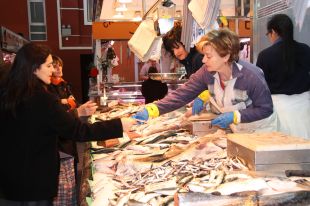 Gambes de Tarragona i lluç de França a les peixateries gironines per la veda d'arrossegament