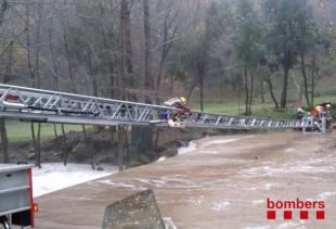 Desallotjada una casa de colònies de la Vall d'en Bas per l'acumulació d'aigua als accessos