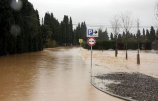 La llevantada inunda i provoca esllavissades a una quarantena de vies del país