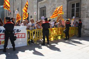 Carod promet una 'solució immediata' a les treballadores de la neteja que han quedat a l'atur