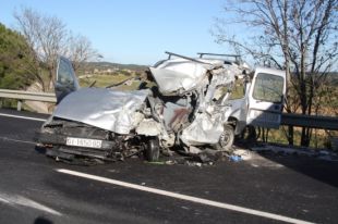Un mort en un xoc frontal entre un camió i un turisme a Porqueres