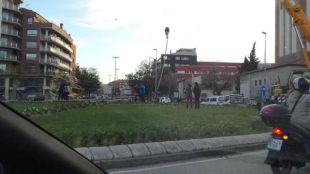 La tramuntana obliga a retirar una escultura a Girona
