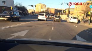 Un tercer carril al Passeig d'Olot de Girona genera confusió entre els conductors
