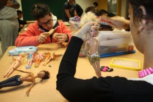 Estudiants d'Olot amb necessitats especials reparen joguines per aquest Nadal