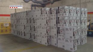 Detingut per robar 2.484 ampolles de licor de dins d'un camió estacionat a l'AP-7