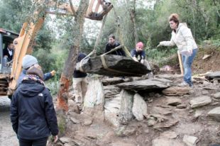 Recuperen el llegat megalític de Les Gavarres amb l'ajuda d'una grua