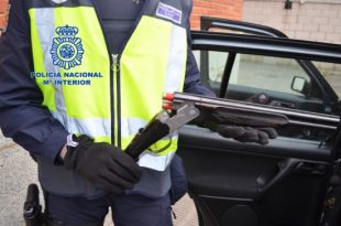 Detenen a la Jonquera dos homes que duien una escopeta retallada carregada al cotxe