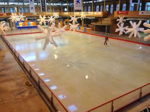 La pista de gel de Girona s’amplia amb un espai per a patinadors principiants