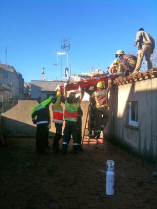 Un ferit lleu mentre es retirava l'antena d'una antiga emissora de ràdio a Figueres