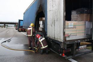 Crema un camió amb material d'obra a l'AP-7 sense causar ferits a l'alçada de Figueres