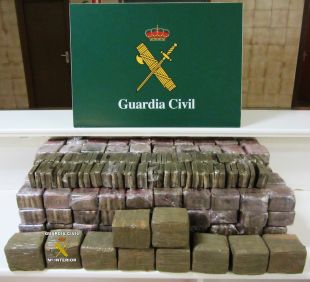 Detinguts a la Jonquera tres persones per dur haixix, cocaïna i marihuana al cotxe 