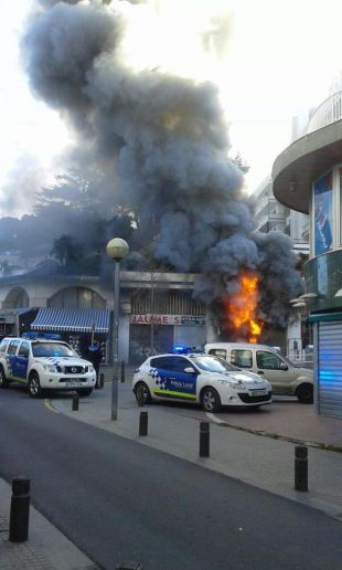 Un incendi calcina totalment una botiga a Lloret de Mar