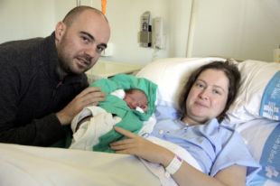La primera gironina de l'any ha obligat els seus pares a deixar el raïm a taula