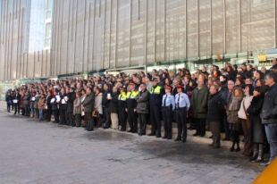 Més de 200 persones es concentren a Girona per condemnar l'atemptat de París