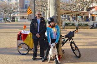 Dos sordmuts i el seu gos comencen un viatge en bicicleta per tot Europa
