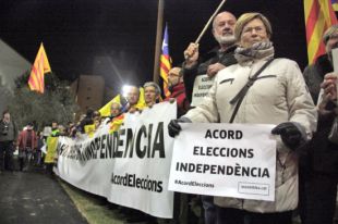 Més de 200 persones reben amb crits 'd'eleccions i independència' al president a Girona