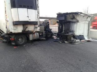 Un ferit en un accident entre dos camions a l'AP-7 a Vidreres