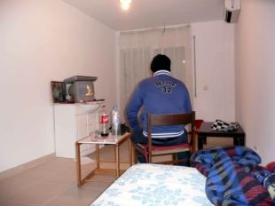 Un grup de famílies ocupen diversos pisos d'un bloc de Sant Antoni de Calonge