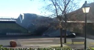 El vent fa volar pels aires la taulada del Centre Cívic de Riudaura