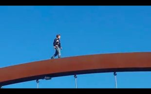 [VÍDEO] Un nen es juga la vida creuant l'arc d'un pont a Lleida