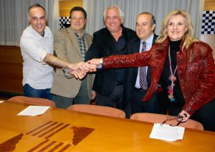 Tots els partits d'Olot signen un compromís per fer una campanya austera