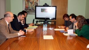 Els usuaris de la línia R3 reclamen a Santi Vila millores en el servei