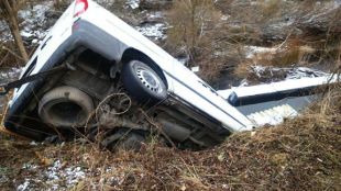 Un vehicle patina pel gel i està a punt de caure dins el riu Ter a Ripoll