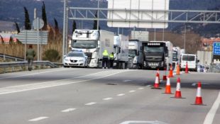 Cops de vent de fins a 173 km/h obliguen a prohibir el trànsit de camions cap a França