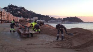El temporal de vent deixa el passeig marítim de Blanes cobert de sorra