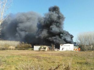 Els Bombers treballen en l'incendi d'una nau abandonada de Riudarenes