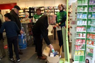 Uns 450 voluntaris donen suport a la 8a recollida de medicaments del Banc Farmacèutic