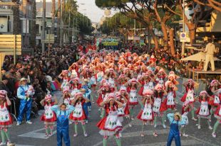 5.000 participants i 70 colles omplen la rua de Carnaval a Platja d'Aro