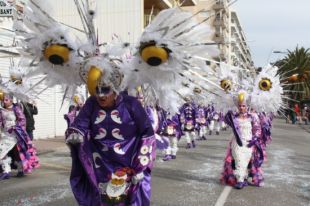 Lloret de Mar balla al ritme de la rua de Carnaval